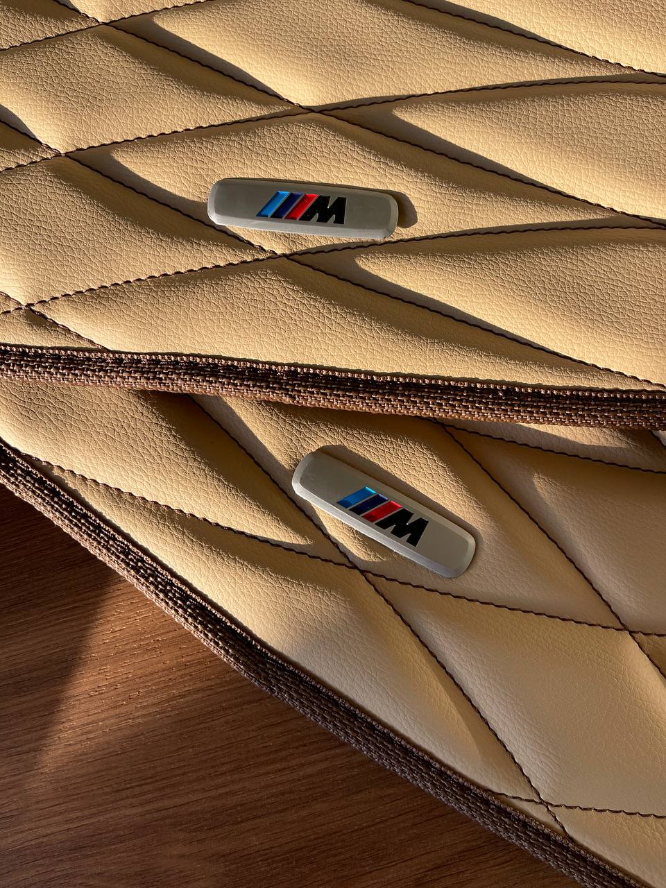 Шильдик BMW M бежевий